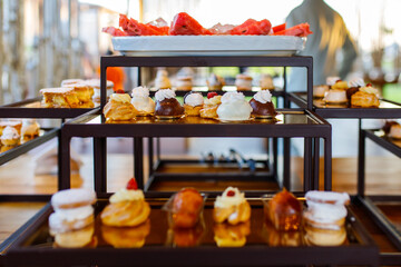 Piccola pasticceria preparata per un buffet di dolci di un matrimonio