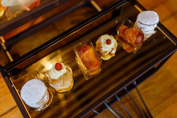 Piccola pasticceria preparata per un buffet di dolci di un matrimonio