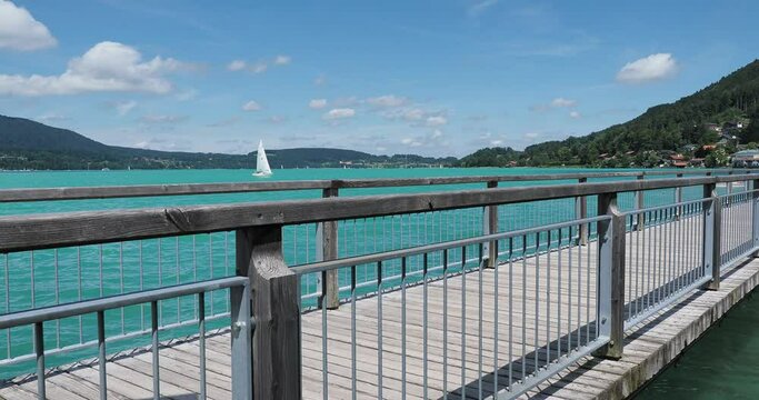 Tegernsee. T&uuml;rkisfarbene Wasser des Tegernsees vom Weg am See entlang mit Blick auf das Ufer von Gmund am Tegernsee 