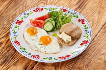 Fototapeta na wymiar traditional breakfast with egg and sausage