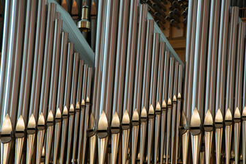 metallene Orgelpfeifen in der Reihe