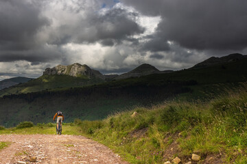 ruta de bicicleta de montaña con el cielo nublado
