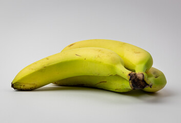 Banany na jasnym tle