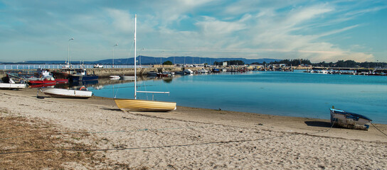 Barcas encalladas en la arena del puerto de la villa de Cambados, provincia de Pontevedra, España