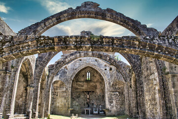 Restos en ruinas de la antigua iglesia de Santa Mariña en la villa de Cambados, España - obrazy, fototapety, plakaty