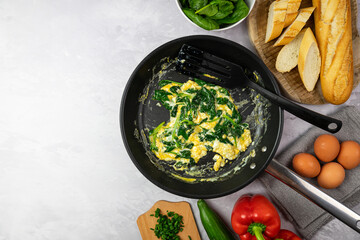 Jajecznica ze szpinakiem © PhotoHunter