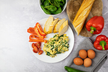 Pełnowartościowe śniadanie, jajecznica z pieczywem i warzywami - obrazy, fototapety, plakaty