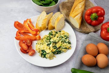 Pełnowartościowe śniadanie, jajecznica z pieczywem i warzywami - obrazy, fototapety, plakaty