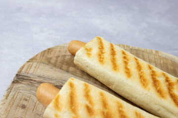 Hot dogi w grillowanej bułce