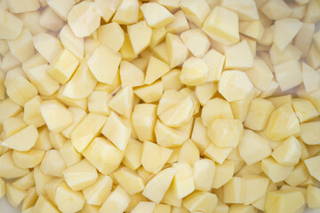 Obrane i pokrojone ziemniaki w kawałkach