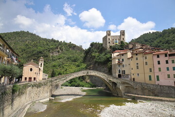 Dolceacqua, Imperia, Italia, vista del caratteristico ponte in pietra 