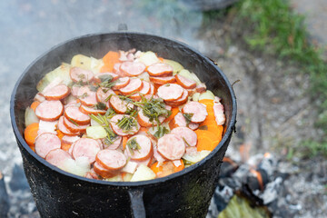 Ziemniaki pieczone w żeliwnym garnku na ogniu
