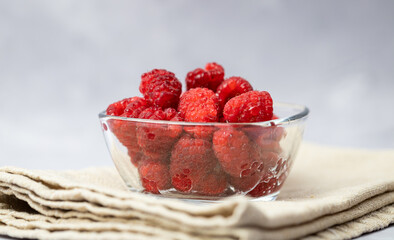 Maliny w szklanej misce © PhotoHunter
