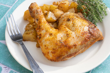 cuisse de poulet rôti et pommes de terre sautées