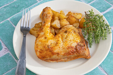 cuisse de poulet rôti et pommes de terre sautées