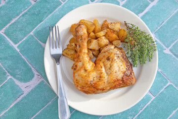 cuisse de poulet rôti et pommes de terre sautées