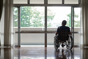 介護施設の車椅子に乗る高齢者