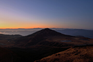 杵島岳登山「山頂から望む日の出前の草千里ヶ浜と烏帽子岳」