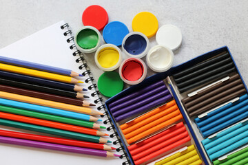 Naklejka premium Colored gouache and plasticine, a set for school and creativity