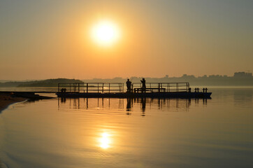 Fototapeta na wymiar sunset at the lake (закат на реке)