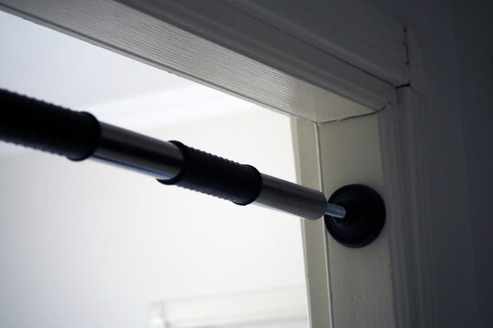 Pull-up Bar Installed Between The Door, Pull-up Bar Attached To The Door,