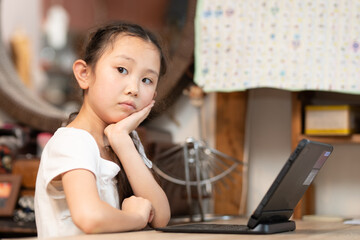 Fototapeta na wymiar 自宅でパソコンを使う女の子