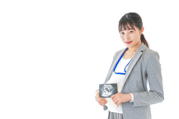 エコー画像を持つ妊娠中のビジネスウーマン