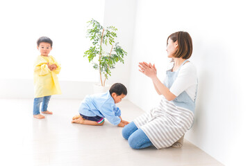 Obraz premium 幼稚園でお遊戯をする子どもと先生