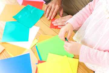 折り紙をする子ども