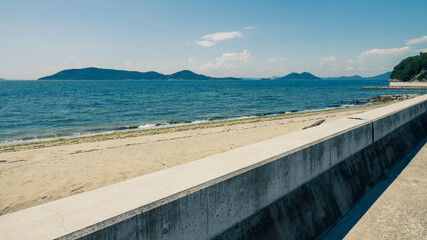 【夏】堤防からみる田舎の海と砂浜　自然風景

