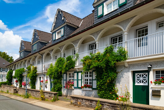 Essen Margarethenh&ouml;he H&auml;userzeile Sehensw&uuml;rdigkeit Fassade Reihenhaus Kultur Attraktion Holz Front G&auml;rten Ruhrgebiet Deutschland NRW Denkmal Attraktion Kulisse 