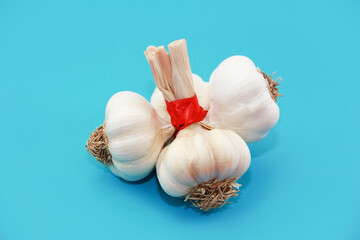 natural white garlic in slices