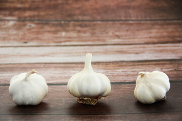 natural white garlic in slices