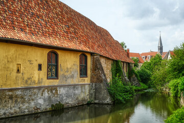 Gebäude und Wassergraben einer historischen Burg in Burgsteinfurt