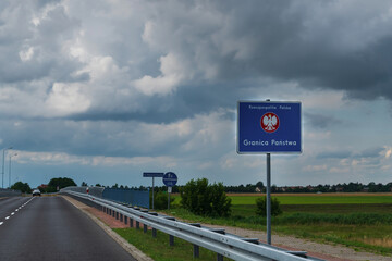 Schild , Hoheitszeichen von Polen an der deutsch polnischen Grenze 