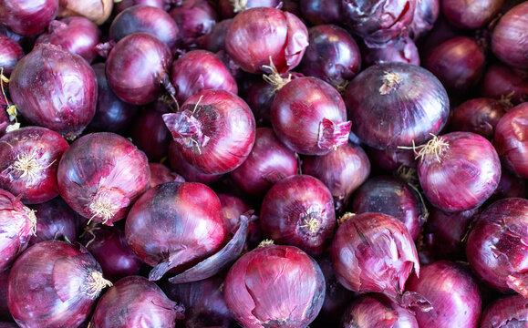 Red onions on the counter of the farmers market, sale of the harvest. Background image, place for text.