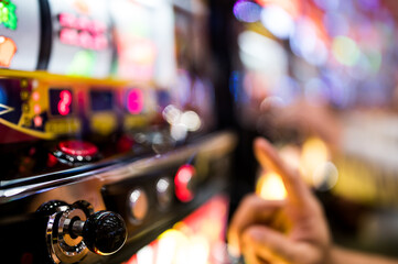 スロット,パチンコを遊技する手元
（outfocusで意図的にボカして撮影しています）