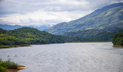 Fototapeta na wymiar Lago con naturaleza al horizonte paisaje Colombia