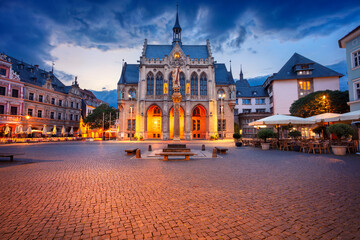 Erfurt, Germany. Cityscape image of old town Erfurt, Thuringia, Germany with the neo-Gothic Town Hall on Fischmarkt square at sunrise. - obrazy, fototapety, plakaty