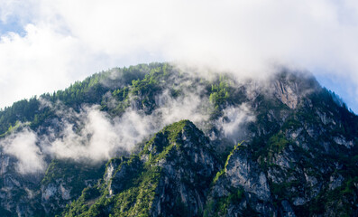 la montagna si copre di nuvole
