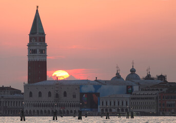 Fototapeta na wymiar Sonnenuntergang hinter dem Markusplatz mit Dogenpalast, Markusbasilika und Campanile, Venedig