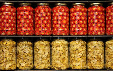 tarros de cristal grandes con corazones de alcachofa y pimientos rellenos