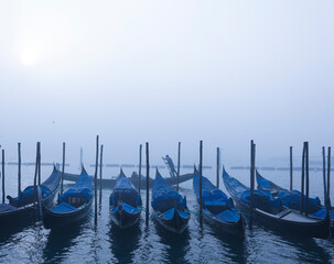 Fototapeta na wymiar Italien/Venedig: Gondeln im Nebel vor der Paizzetta di San Marco