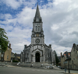 Fototapeta na wymiar Iglesia de Nuestra Señora de Oloron-Sainte-Marie (francés: Église Notre-Dame d'Oloron-Sainte-Marie), Francia. Fachada principal con la entrada y el rosetón.
