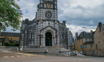 Iglesia de Nuestra Señora de Oloron-Sainte-Marie (francés: Église Notre-Dame d'Oloron-Sainte-Marie), Francia. Fachada principal con la entrada y el rosetón.
