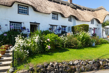 Fototapeta na wymiar Thatched cottage in the picturesque coastal town of Coverack in the UK