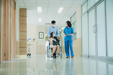 Obraz premium doctor medical team assistant patient who is sitting on wheelchair, explaining prescription to young asian patient, healthcare concept. wearing face mask during covid-19 pandemic.