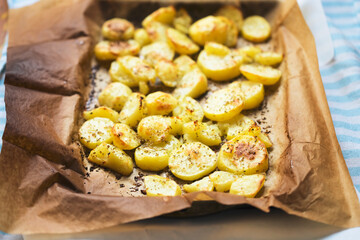 Roasted slices of potatoes with oregano  - 445016785