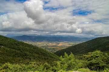Paisaje natural de la comarca de La Jacetania, Jaca, Huesca, España. Valle del río Aragón en un día nublado.