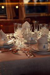 mesa con vajilla y cubiertos en salón comedor restaurante de tren